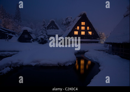 Snowscape de Shirakawa-go de nuit, Shirakawa, Ono, Gifu, Japon Banque D'Images