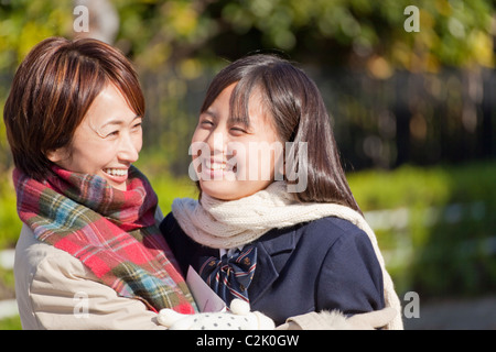 Mère et fille de l'école secondaire sont heureux Banque D'Images