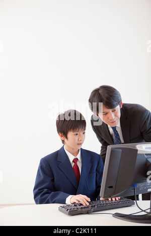 Junior High School Boy Studying Ordinateur personnel Banque D'Images