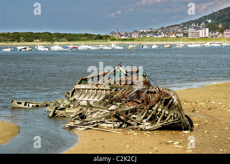 Naufrage bateau sur la plage de Trouville sur Mer en France avec la commune de Hougalte dans l'arrière-plan Banque D'Images