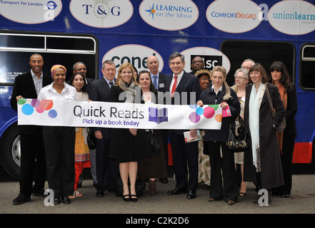 Colin Jackson, John Denham, Adele Parks et le Premier ministre britannique Gordon Brown Quick Reads 2008 lancement le 'World Book Day" Banque D'Images