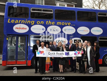 Colin Jackson, John Denham, Adele Parks et le Premier ministre britannique Gordon Brown Quick Reads 2008 lancement le 'World Book Day" Banque D'Images