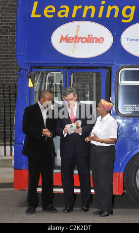 Colin Jackson et le Premier ministre britannique Gordon Brown Quick Reads 2008 lancement le 'World Book Day' qui s'est tenue à Downing Street - Banque D'Images