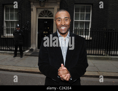 2008 Colin Jackson lit rapide sur "l'événement de lancement de la Journée mondiale du livre", tenue à Downing Street - Photocall Londres, Angleterre - 06.03.08 Banque D'Images