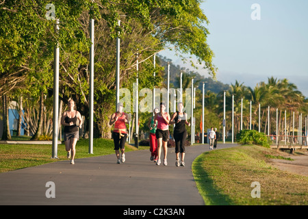 Les joggeurs tôt le matin sur l'Esplanade. Cairns, Queensland, Australie Banque D'Images