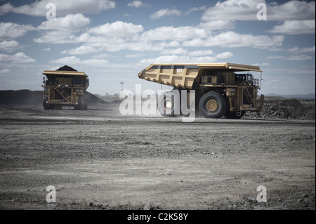 Komatsu 830E de camions à benne minière de charbon plein Banque D'Images