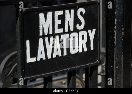 Des toilettes pour hommes affiche à l'extérieur des toilettes publiques, Londres, Angleterre Banque D'Images