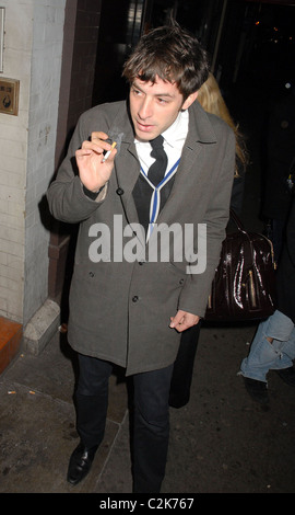 Mark Ronson fumer une cigarette tout en laissant le Jazz après la tombée de Londres, Angleterre - 19.02.08 Banque D'Images