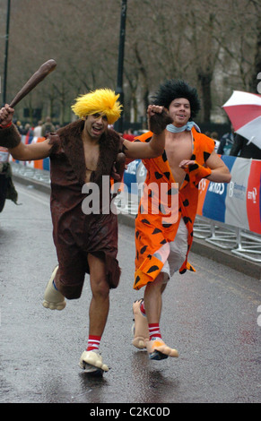 Fred Flintstone et Barney Le Sainsbury's de Londres à l'aide de Sport Mile Victoria Embankment London, England - Banque D'Images