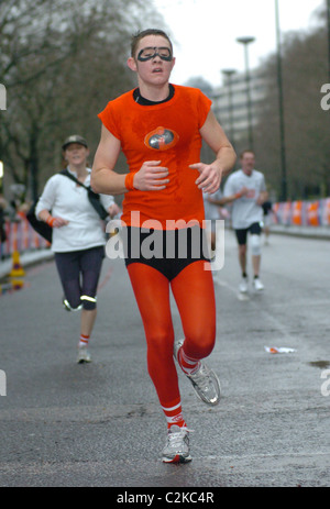 Le coureur de Sainsbury's de Londres à l'aide de Sport Mile Victoria Embankment London, England - 16.03.08 Banque D'Images