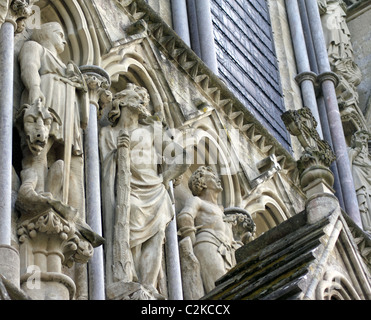 Sculptures sur le front de l'ouest de la cathédrale de Salisbury, Salisbury, Wiltshire, Angleterre, Royaume-Uni Banque D'Images