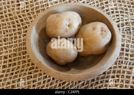 La pomme de terre (Solanum tuberosum), la variété : Epicure. Pommes de terre un bol en bois. Banque D'Images