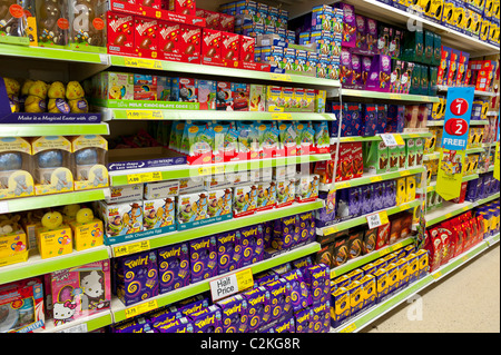 Une sélection d'oeufs de Pâques en chocolat dans un supermarché Tesco au Royaume-Uni Banque D'Images