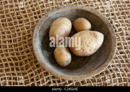 Le roi Édouard la pomme de terre (Solanum tuberosum) King Edward. Pommes de terre un bol en bois. Banque D'Images