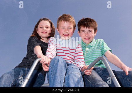 Un modèle photo parution d'une fille et deux garçons ( 7 , 9 , 11 ) et à l'extérieur sur une escalade au Royaume-Uni Banque D'Images