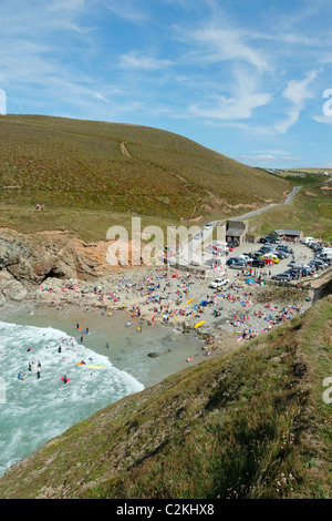 Plage de Porth chapelle à Cornwall UK près de la marée haute. Banque D'Images