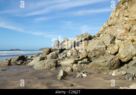 Grande Falaise chute de roches sur une plage près de Towans Gwithian à Cornwall UK. Banque D'Images