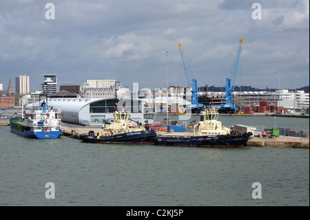 Aux côtés des remorqueurs près de Southampton cruise terminal international. Quai pour les mondes plus luxueux bateaux de croisière. Avril 2010. Banque D'Images