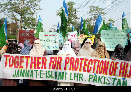 Les femmes voilées des partisans du Jamat-e-Islami (JI) s'élèvent pour dénoncer l'interdiction de l'hijab (foulard) en France Banque D'Images