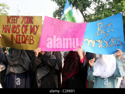 Les femmes voilées des partisans du Jamat-e-Islami (JI) s'élèvent pour dénoncer l'interdiction de l'hijab (foulard) en France Banque D'Images