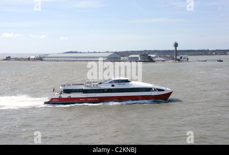 Le traversier rapide catamaran Jet Rouge 4 passe tha château Calshot à cracher dans le Solent. Hampshire, Angleterre, avril 2010. Banque D'Images