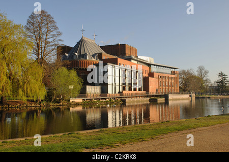 Le nouveau Royal Shakespeare Theatre et la rivière Avon, Stratford-upon-Avon, Warwickshire, England, UK Banque D'Images