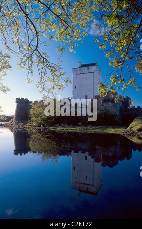 Reflet de Doe Castle dans la baie de Sheephaven, Creeslough, comté de Donegal, Irlande. Banque D'Images