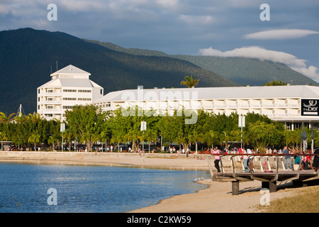 Voir l'esplanade le long de la jetée à la marina en arrière-plan. Cairns, Queensland, Australie Banque D'Images