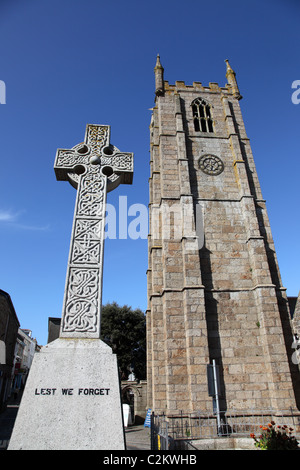 St Ia, l'église paroissiale de St Ives avec une croix celtique War Memorial à St Ives, Cornwall, UK Banque D'Images