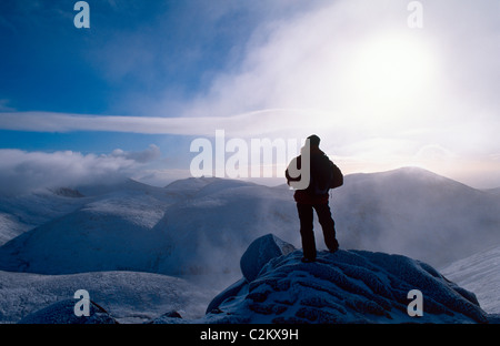 Walker d'hiver au sommet des montagnes de Mourne, le Slieve Bearnagh, comté de Down, Irlande du Nord.