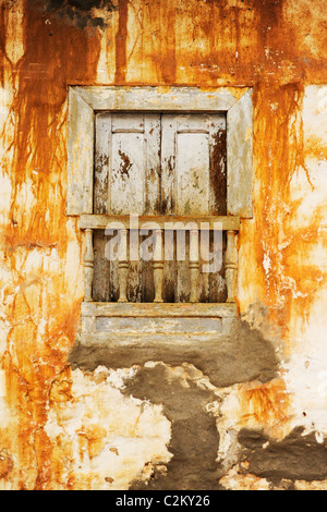 Une fenêtre sur une rue avec du plâtre de travailler avec orange couleur gris dans la pittoresque ville coloniale de Barichara, Colombie Banque D'Images