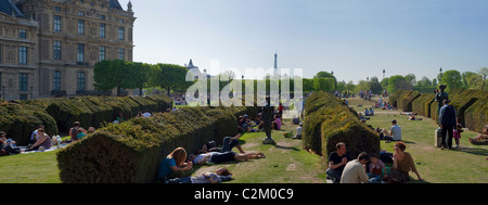 Paris, France, grande foule les gens chaud stress du temps sur la pelouse dans le jardin des Tuileries, jardin des Tuileries, (près du Musée du Louvre) jardin urbain paysager les gens de la ville, ville de paris nature, printemps, paris chaleur Banque D'Images