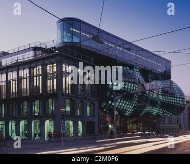 Kunsthaus, Graz, 'friendly alien'. Protections extérieures au crépuscule. Banque D'Images