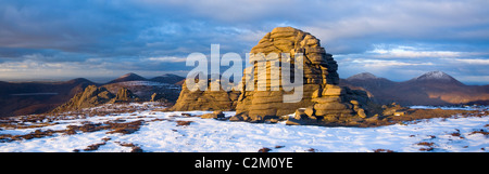 Granit d'hiver sur les montagnes Slieve Binnian, Mourne, comté de Down, Irlande du Nord. Banque D'Images