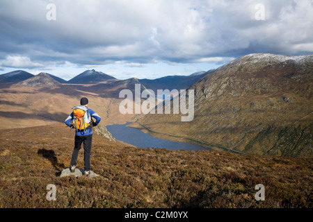 Walker à la recherche le long de la vallée de l'Slievenaglogh silencieux, les montagnes de Mourne, comté de Down, Irlande du Nord. Banque D'Images