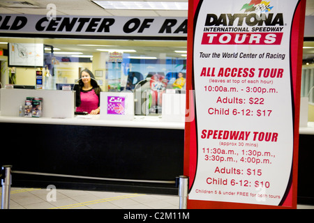 Les visiteurs ont un choix d'options de visite au célèbre Daytona International Speedway de Daytona Beach, FL. Banque D'Images