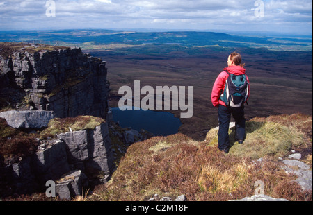 Walker sur le sommet de la montagne Cuilcagh, comté de Fermanagh, en Irlande du Nord. Banque D'Images