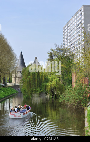 Le rabot et les touristes en bateau lors de visites touristiques sur la rivière Lieve, Gand, Belgique Banque D'Images