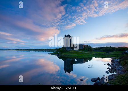 De réflexion de 16e siècle le Château de Dunguaire, Kinvara, la baie de Galway, comté de Galway, Irlande. Banque D'Images