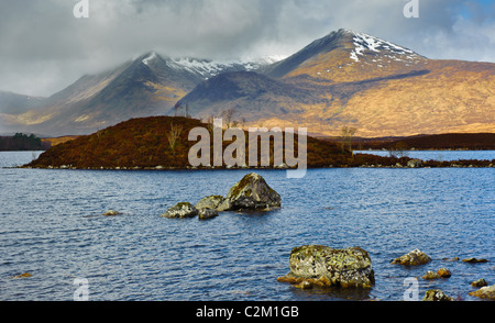 Sur le bord de Rannoch Moor 'Lochan nah-Achaise' dans le premier plan avec les pics d'Ghabhar Leathad Stob et Clach Banque D'Images