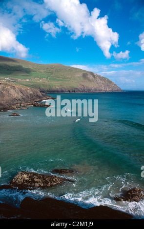 Vue d'été à travers la baie de Coumeenoole de Slea Head, péninsule de Dingle, comté de Kerry, Irlande. Banque D'Images