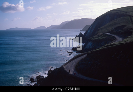 Côte sauvage et route du littoral autour de Slea Head, péninsule de Dingle, comté de Kerry, Irlande. Banque D'Images