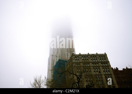 L'architecte Frank Gehry's 76 étages Beekman Tower dans le bas Manhattan disparaît dans le brouillard Banque D'Images