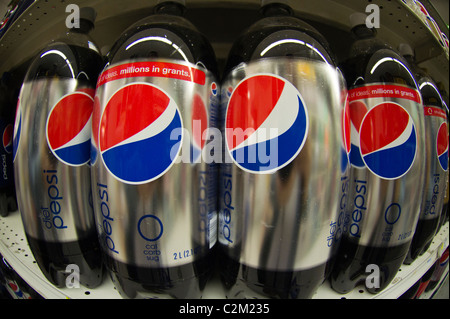 Bouteille de Diet Pepsi Cola sont vus sur une étagère de supermarché à New York le Jeudi, Avril 14, 2011. (© Richard B. Levine) Banque D'Images