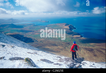 Walker hiver près du sommet du mont Brandon, péninsule de Dingle, comté de Kerry, Irlande. Banque D'Images