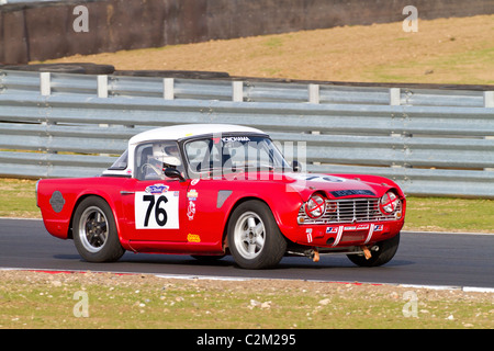 1964 Triumph TR4 avec chauffeur Kevan Hadfield lors de la SCLC Swinging Sixties Series de Snetterton, Norfolk, Royaume-Uni. Banque D'Images