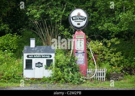 Stout sur pompe, Laragh village, Péninsule de Beara, comté de Kerry, Irlande. Banque D'Images