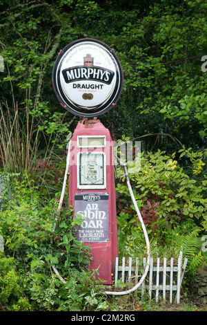 Stout sur pompe, Laragh village, Péninsule de Beara, comté de Kerry, Irlande. Banque D'Images