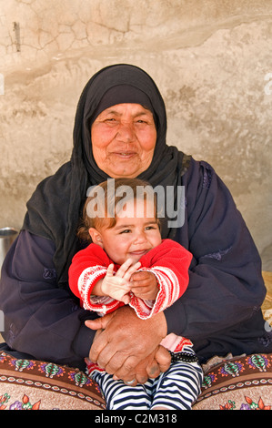 Désert de Syrie Badiyat al Sham moutons Bédouins de la culture agricole des villages bédouins homme femme République Moyen-orient Banque D'Images