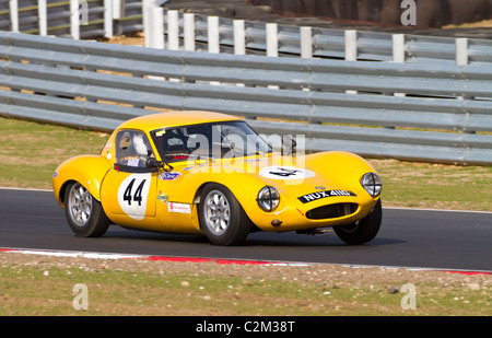 Ginetta G4 de 1968 avec chauffeur Chris Blewett durant la SCLC Swinging Sixties Series de Snetterton, Norfolk, Royaume-Uni. Banque D'Images